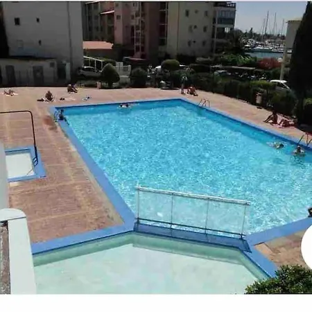 Sur Ile Des Pecheurs Piscine Tennis